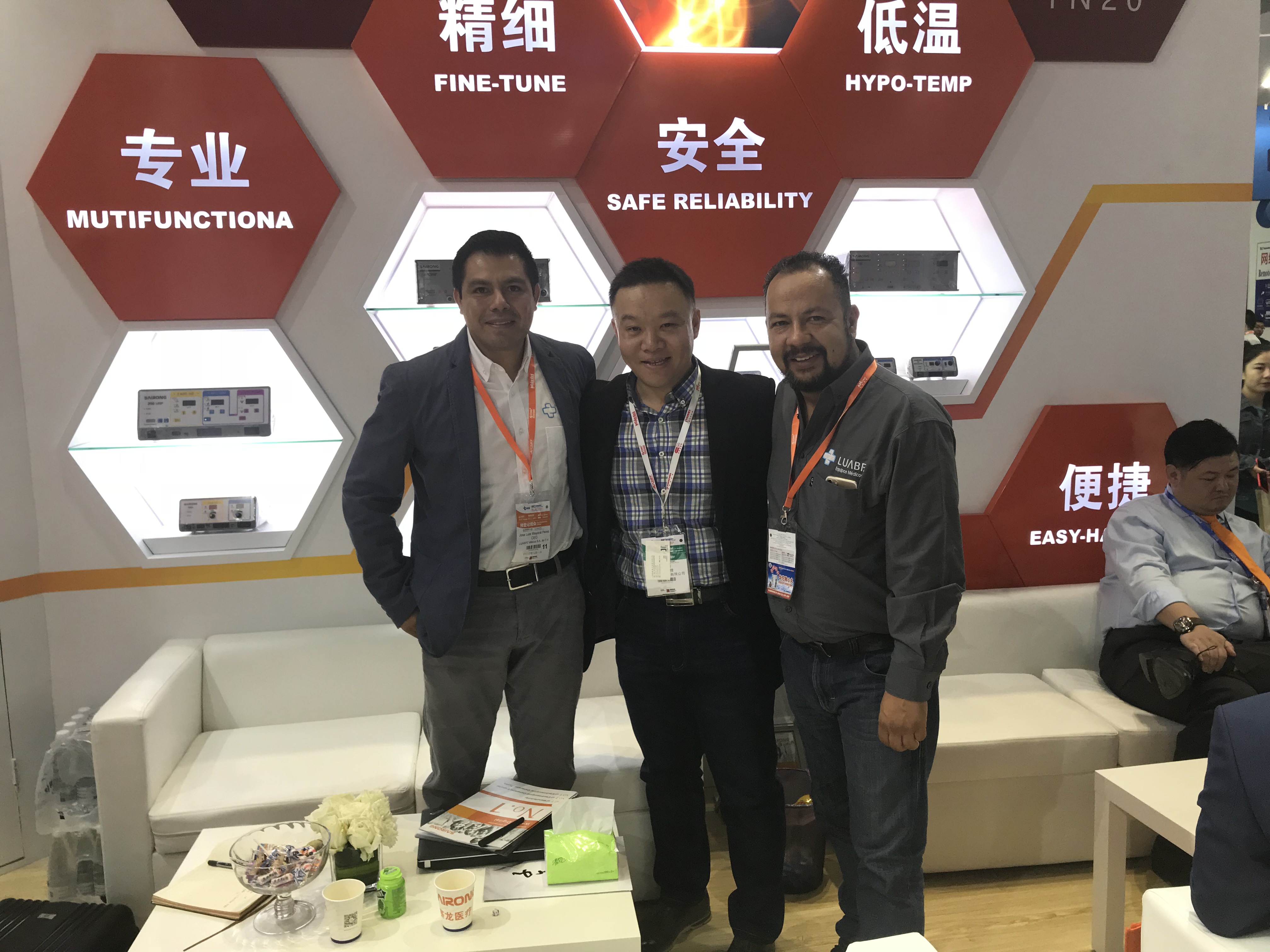Archmed attend CMEF in Shanghai 4.11-4.14, have important meeting with our Mexico Distributor for ESU, sign the strategy cooperation agreement, one big step for our ESU marketing in Mexico.