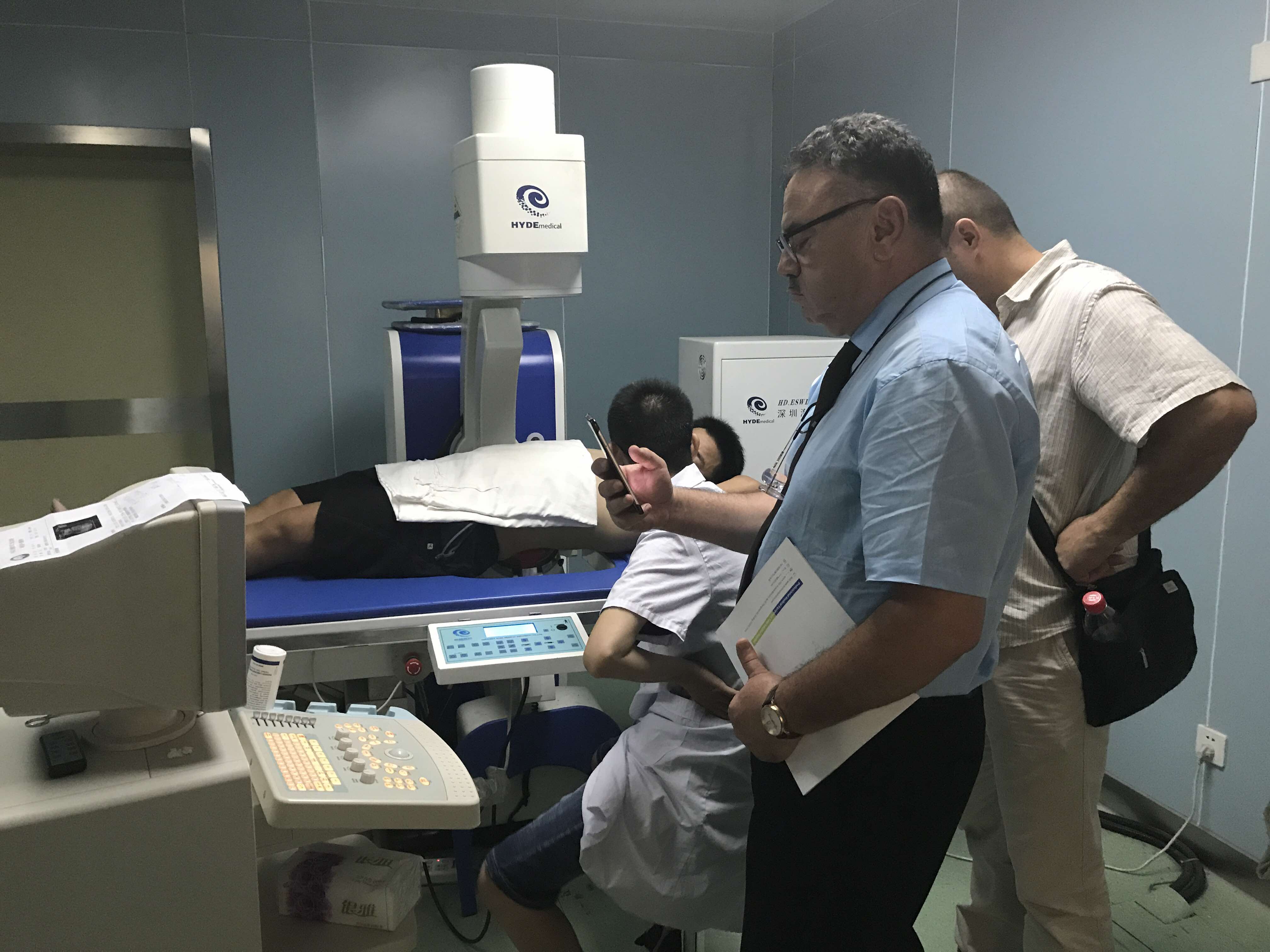We are honored to invite Algeria distributor and famous radiologist Dr Boubchair visit our Beijing Hospital to check our ESWL Lithotriptor and Xray System, customer happy to check the system 