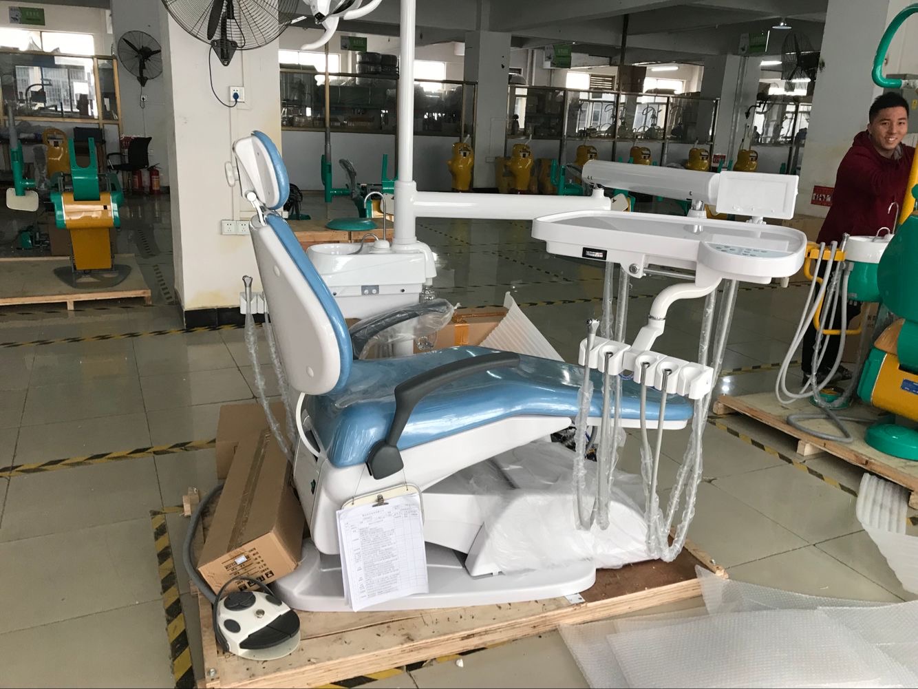 3 pcs dental unit leave factory today, our Dental Unit Factory make some special design for West Africa Customer need. A special design system with very good price, customer would like this a lot.